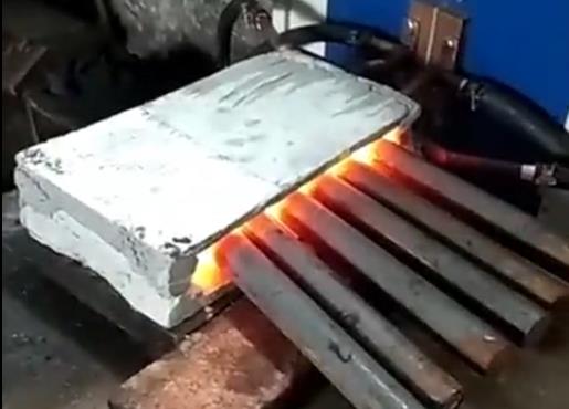 高頻萝莉社在线免费观看加熱設備加熱到1000度，取下回收回來的鑽頭鎢鋼