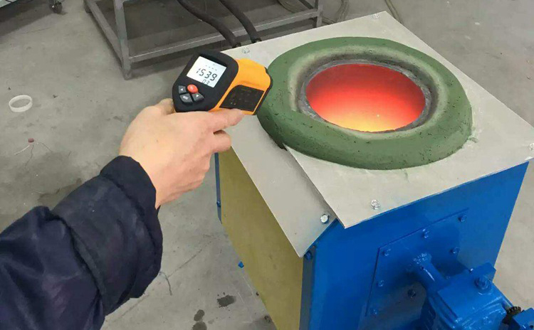 手搖傾倒式中頻熔煉爐手搖傾倒式中頻熔煉爐適用於多種金屬材料的熔煉，如鋼鐵、銅、鋁、鋅等
