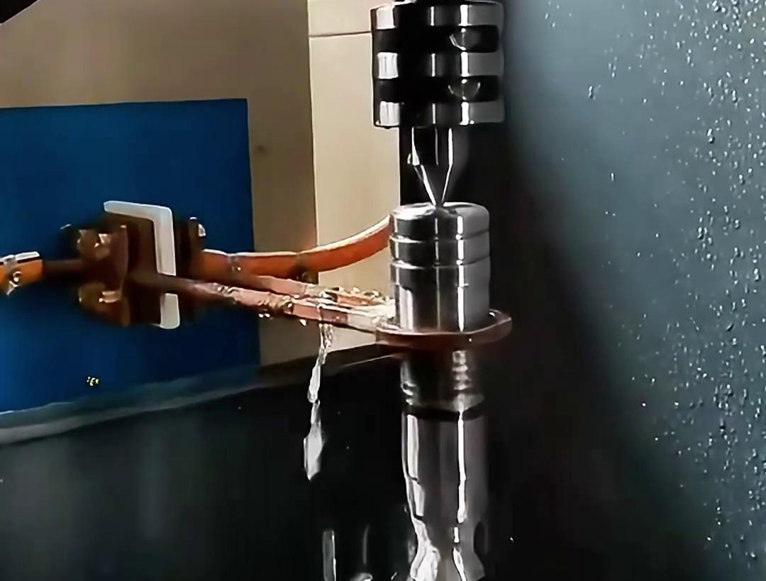 高頻淬火機床通過萝莉社在线免费观看加熱方式快速將軸的表麵加熱至奧氏體化溫度