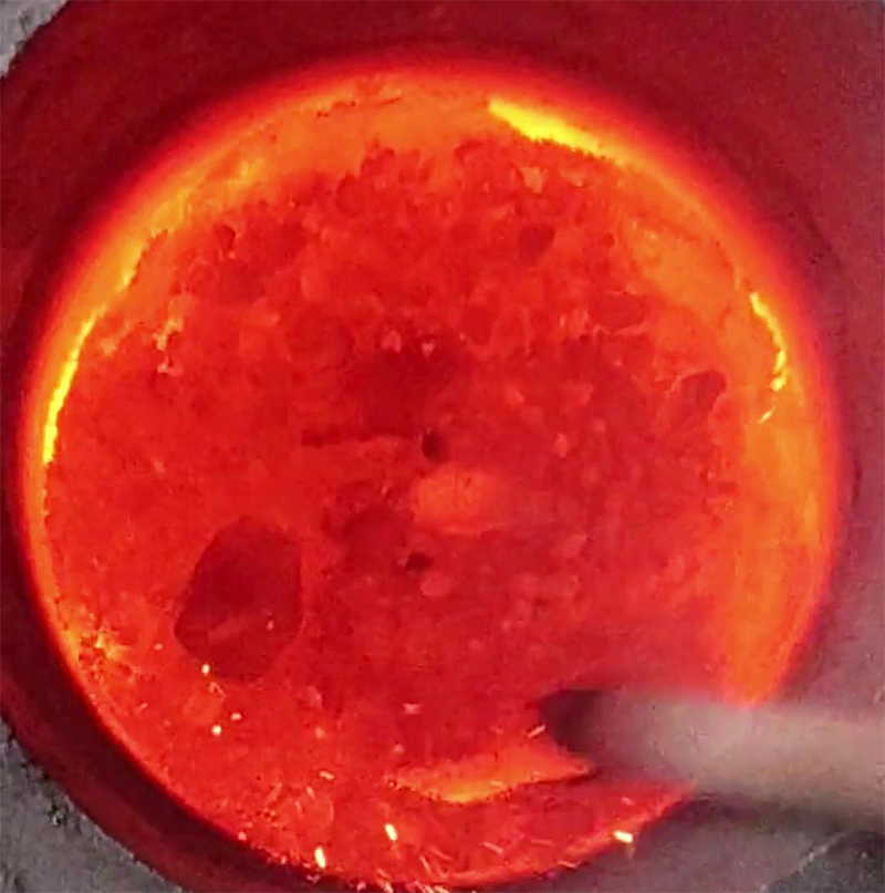 小型鐵渣中頻熔煉爐，采用IGBT節能電源模塊，比傳統電爐電烤箱節能