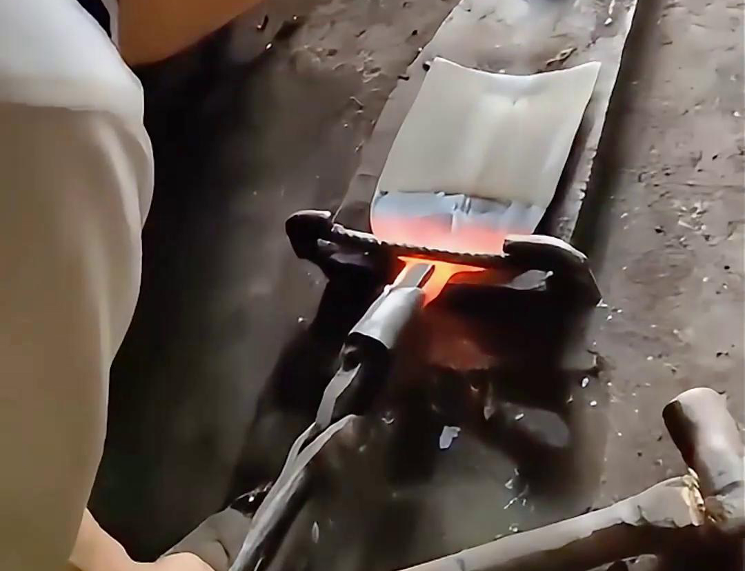 超音頻萝莉社在线免费观看加熱設備對農用鋤頭進行加熱退火熱處理折彎