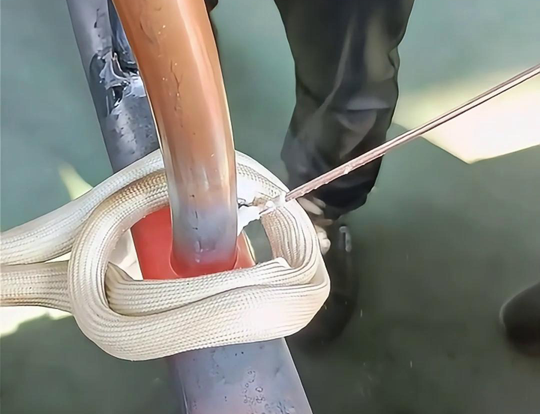 使用高頻焊機進行銅管焊接，可以大大提高工作效率