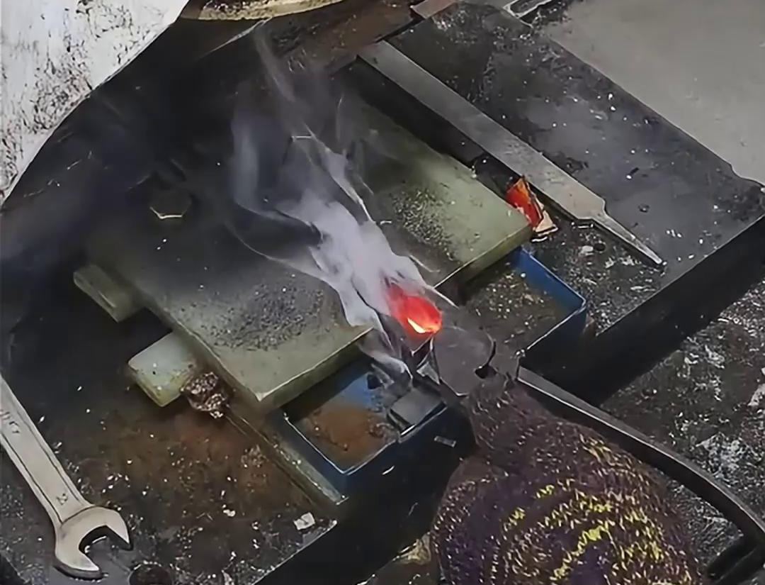 老虎鉗口淬火就是使用高頻淬火機快速加熱，並在短時間