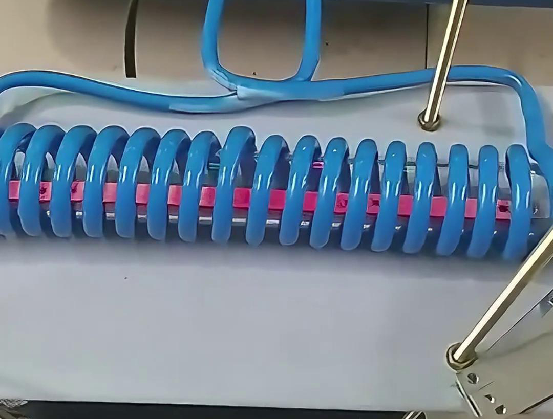 客戶定製的高頻退火機,專門用於雙孔墊片在線退火,(圖1) 客戶定製的高頻退火機,專門用於雙孔墊片在線退火,(圖1)