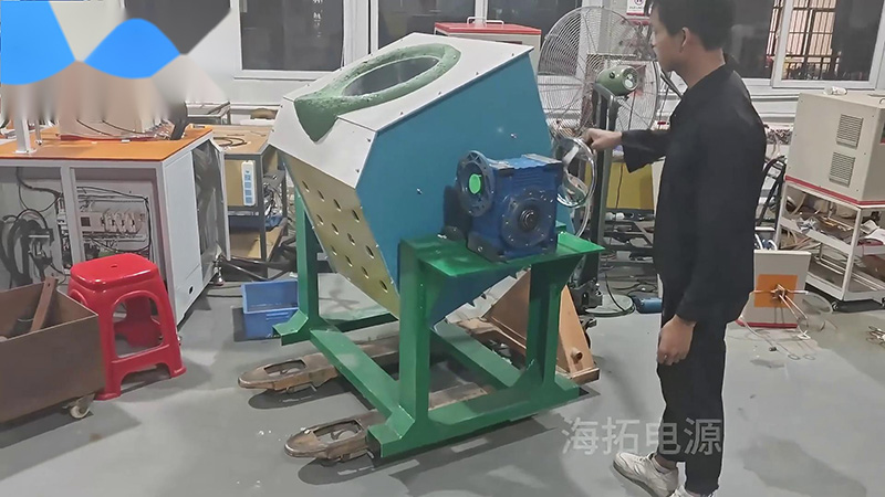 客戶定製的300公斤中頻熔煉爐，手搖傾倒式熔銅爐