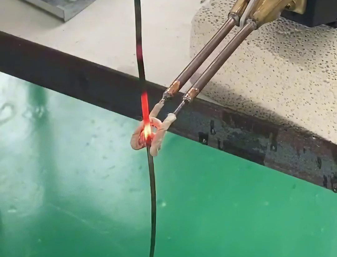 220V電壓的超高頻萝莉社在线免费观看加熱機對不鏽鋼線片加熱退火