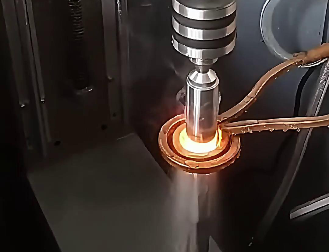 高頻絲杆淬火是一種針對絲杆類工件進行表麵淬火的熱處理工藝(圖2) 高頻絲杆淬火是一種針對絲杆類工件進行表麵淬火的熱處理工藝(圖2)